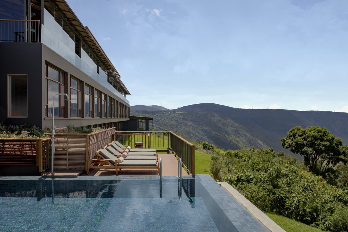 Meliá Ngorongoro — Crater-facing infinity pool and loungers.